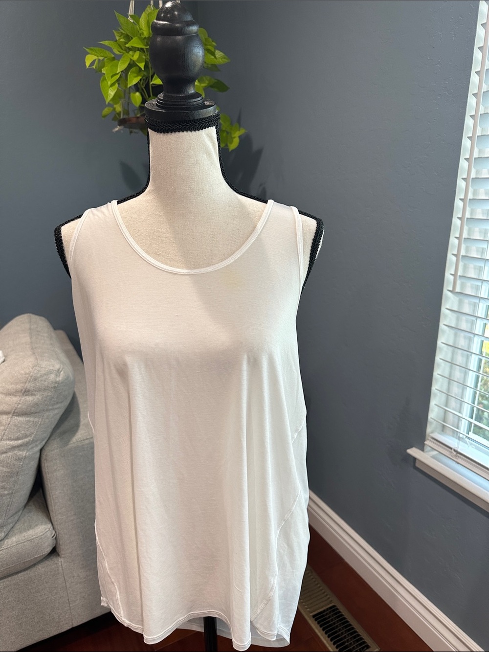 Lululemon White Sleeveless Women's Tank Top